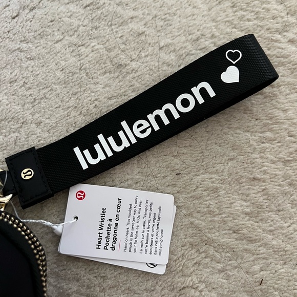 Lululemon Heart Wristlet Black Gold NWT NEW - Picture 2 of 3